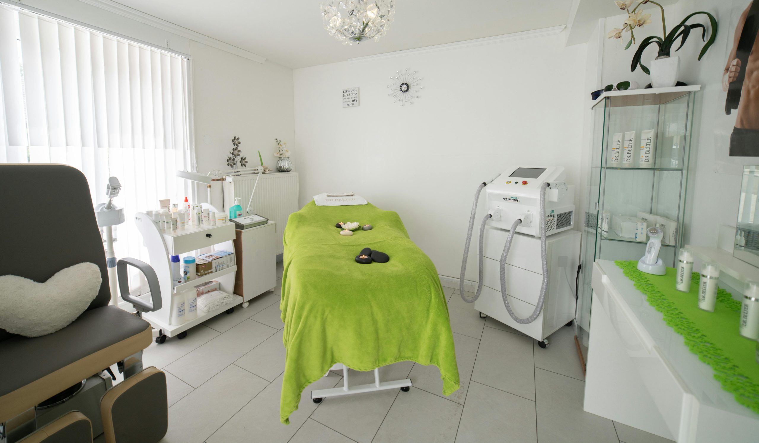 Bright and cozy clinic room featuring a comfortable treatment bed and modern equipment.